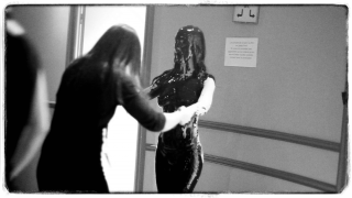 MASS HYSTERIA Le mystère de la femme en noir