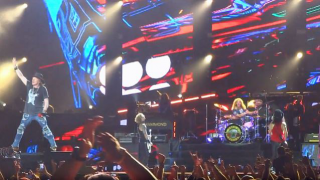 GUNS N’ ROSES Steven Adler rejoint le groupe sur scène