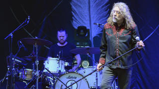 Robert Plant • Ecoutez la chanson "Bones Of Saints"