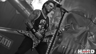 FIVE FINGER DEATH PUNCH • Jason Hook remplacé temporairement