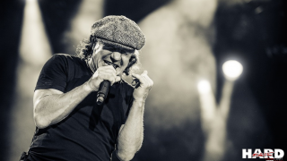Brian Johnson • Le chanteur d'AC/DC revient sur ses problèmes auditifs