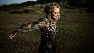 Anneke van Giersbergen La chanteuse annonce l'Acoustic Solo Tour "Darkest Skies"