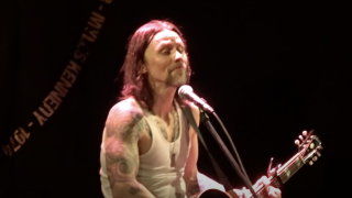 Myles Kennedy • Reprise en solo d’une chanson d’IRON MAIDEN