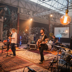 Live Everywhere - Far Away (Autoproduction/Independent)