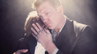 ****Mise à jour****Josh Homme organise une collecte pour les familles des victimes du Bataclan ***destinée aux familles des membres de l'équipe***