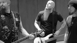 INVIDIA Un supergroupe fait amende honorable