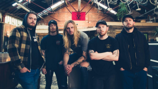 VENTES D'ALBUMS • WHILE SHE SLEEPS tire la sonnette d’alarme