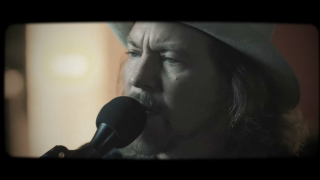 Eddie Vedder • Le chanteur de PEARL JAM partage 2 singles inédits