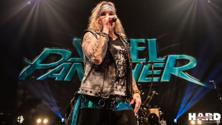 STEEL PANTHER Le remplaçant de Lexxi Foxx