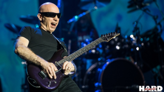 Joe Satriani Contacté par Alex Van Halen et David Lee Roth pour une tournée hommage à Eddie Van Halen