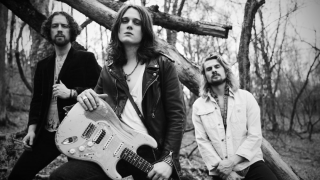 Tyler Bryant & THE SHAKEDOWN Un nouvel EP et une guitare rose sont au programme du mois de mars