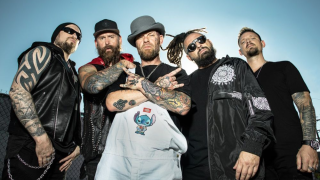 FIVE FINGER DEATH PUNCH La version 2025 de "The End" avec BABYMETAL