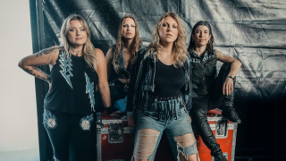THUNDERMOTHER "Live'n'Alive", un premier album live pour avril