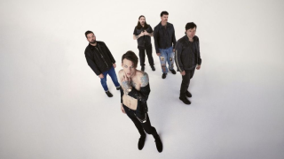 BEARTOOTH Le groupe a signé avec Fearless Records et présente un nouveau single