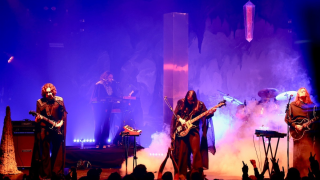 HÄLLAS (+ EARTH TONGUE) @ Paris (La Machine du Moulin Rouge)